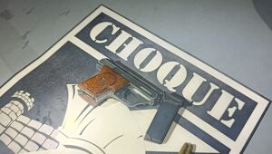 Homem &eacute; preso com pistola suspeito de amea&ccedil;ar m&uacute;sico em conveni&ecirc;ncia