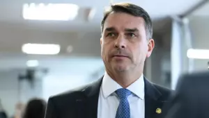 Mesmo com guerra entre direita e esquerda, Fl&aacute;vio Bolsonaro vai receber homenagem da Alems