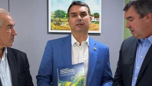Riedel entrega a Fl&aacute;vio Bolsonaro propostas para o agro e crava: "pr&oacute;ximo presidente da Rep&uacute;blica"