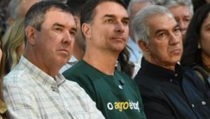 Fl&aacute;vio Bolsonaro diz que pesquisa vai decidir disputa entre Pollon e Contar em MS