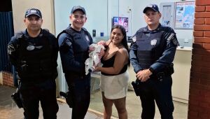 Rec&eacute;m-nascido engasgado com f&oacute;rmula infantil &eacute; salvo por policiais militares