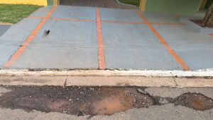 Morador denuncia buraqueira na frente de casa: "saio da garagem e caio direto no buraco"