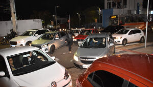 Drive-thru de vacina&ccedil;&atilde;o contra a gripe tem fila de carros e trava tr&acirc;nsito no Centro