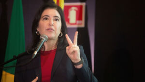 Escola c&iacute;vico-militar &eacute; "m&eacute;todo fascista", diz Simone Tebet