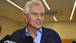 "Cada um responde pelos seus atos", diz Caiado sobre pol&ecirc;mica entre Fl&aacute;vio Bolsonaro e Vorcaro