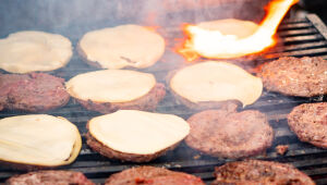 Festival do Hamb&uacute;rguer come&ccedil;a nesta sexta (29) com shows e 50 op&ccedil;&otilde;es de lanches