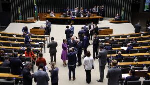 C&acirc;mara aprova renova&ccedil;&atilde;o autom&aacute;tica da CNH para motoristas sem multas; texto segue para o Senado