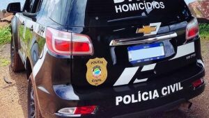 Homem &eacute; encontrado morto com facadas em terreno baldio em Campo Grande
