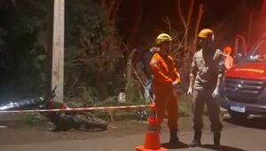 Motociclista morre ap&oacute;s perder controle da moto e bater em poste 
