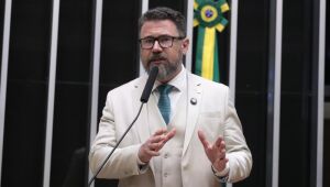 Pollon retira apoio &agrave; escala 6x1 e resgata projeto que dobra tempo de f&eacute;rias anuais