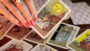 Tar&ocirc; da Semana de 15 a 21 de junho: Quatro de Paus  Tempo de celebrar a vida