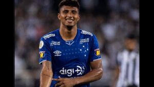 Com ra&iacute;z terena, &Eacute;derson leva nome do povo ind&iacute;gena ao maior palco do futebol