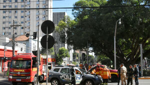 Viatura da PM pega fogo no centro de Campo Grande