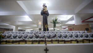 Recorde de produ&ccedil;&atilde;o leva venda do bolo de Santo Ant&ocirc;nio para Pra&ccedil;a do R&aacute;dio