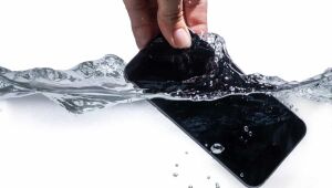 Celular caiu na &aacute;gua? Colocar no arroz funciona? Especialista revela o que fazer