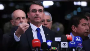 Rejei&ccedil;&atilde;o a Fl&aacute;vio Bolsonaro sobe para 56%; rejei&ccedil;&atilde;o a Lula segue em 53%