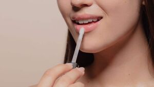 Oito ativos que voc&ecirc; precisa analisar antes de comprar um gloss labial 