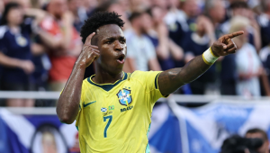 Com dois gols de Vini Jr., Brasil vence Esc&oacute;cia, avan&ccedil;a em primeiro e celebra retorno de Neymar