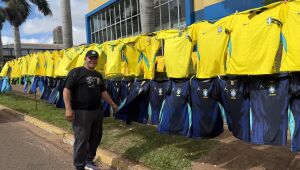 Ambulantes aproveitam jogo do Brasil para faturar com venda de blusas e bandeiras