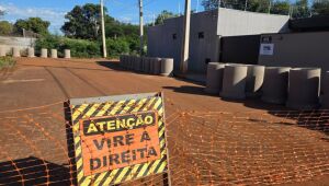 Ap&oacute;s 10 anos de promessa, Jardim das Na&ccedil;&otilde;es come&ccedil;a a receber asfalto