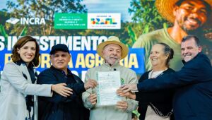 "Tudo para o pobre &eacute; muito dif&iacute;cil", diz Lula ao entregar t&iacute;tulos em assentamento de MS