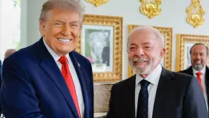 Lula e Trump se cumprimentam durante evento social no G7