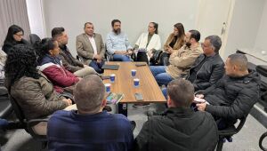 Adriane quer parcelar reajuste e professores rejeitam proposta