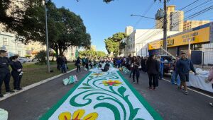 Sete mil fi&eacute;is se re&uacute;nem para confeccionar 1 quil&ocirc;metro do tapete de Corpus Christi