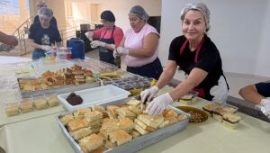 Cem fi&eacute;is est&atilde;o 'com a m&atilde;o na massa' para confeccionar bolo de Santo Ant&ocirc;nio