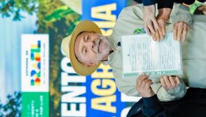 "Tudo para o pobre &eacute; muito dif&iacute;cil", diz Lula ao entregar t&iacute;tulos em assentamento de MS