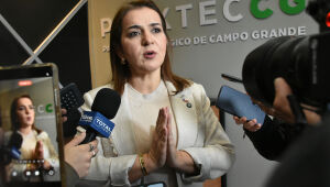Adriane diz que cumprir&aacute; piso, mas que n&atilde;o pode ser irrespons&aacute;vel com dinheiro p&uacute;blico