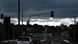 Ventania e calor continuam mas chuva chega na quarta-feira em MS 