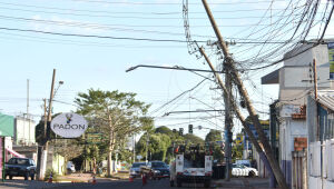 Caminh&atilde;o atinge fia&ccedil;&atilde;o, destr&oacute;i postes e interdita trecho na Avenida das Bandeiras 