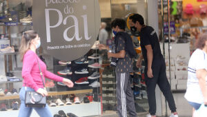 Dia dos Pais vai movimentar R$ 210 milh&otilde;es; vestu&aacute;rio lidera inten&ccedil;&atilde;o de compra