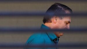Moraes mant&eacute;m Bolsonaro em pris&atilde;o domiciliar e manda recolher 10 armas