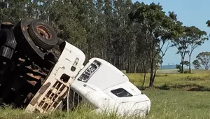 Motorista morre ap&oacute;s carreta tombar na MS-164
