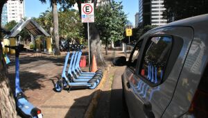 Patinetes invadem vagas de pessoas com defici&ecirc;ncia em Campo Grande