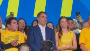 Fl&aacute;vio Bolsonaro oficializa candidatura &agrave; presid&ecirc;ncia em evento em SP