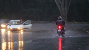 V&iacute;deo: tempestade com mais de 400 raios alaga ruas de Campo Grande