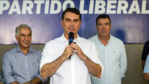 Maioria dos candidatos da direita no Estado "esconde" Fl&aacute;vio Bolsonaro