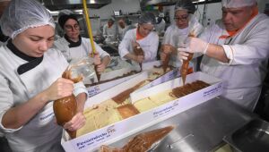 "Opera&ccedil;&atilde;o de guerra" prepara bolo de 800 quilos para anivers&aacute;rio de Campo Grande
