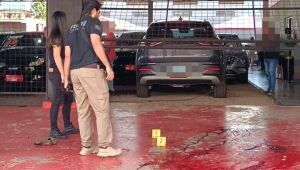 Jovem de 19 anos &eacute; executado a tiros em garagem de ve&iacute;culos do pai em MS