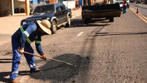 Prefeitura vai gastar R$ 25,7 milh&otilde;es em massa asf&aacute;ltica para tapa-buracos em Campo Grande
