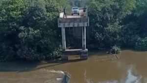 Ponte desaba em MS e caminh&atilde;o cai no Rio Taquari; v&iacute;deo
