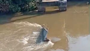 Motorista de carreta que caiu em rio ap&oacute;s ponte desabar &eacute; encontrado morto