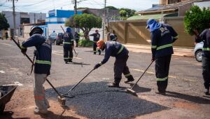 Buracos fazem Prefeitura usar 100 toneladas de asfalto neste s&aacute;bado em Campo Grande