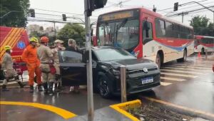 Casal de turistas se confunde com sinaliza&ccedil;&atilde;o e &eacute; atingido por &ocirc;nibus em faixa exclusiva