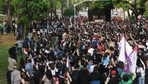 Marcha para Jesus re&uacute;ne milhares de fi&eacute;is e organiza&ccedil;&atilde;o barra campanha pol&iacute;tica