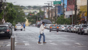 Chuva de 36 mil&iacute;metros alivia calor em Campo Grande