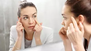 Do &aacute;lcool ao sono: cinco h&aacute;bitos que podem envelhecer o rosto antes da hora 